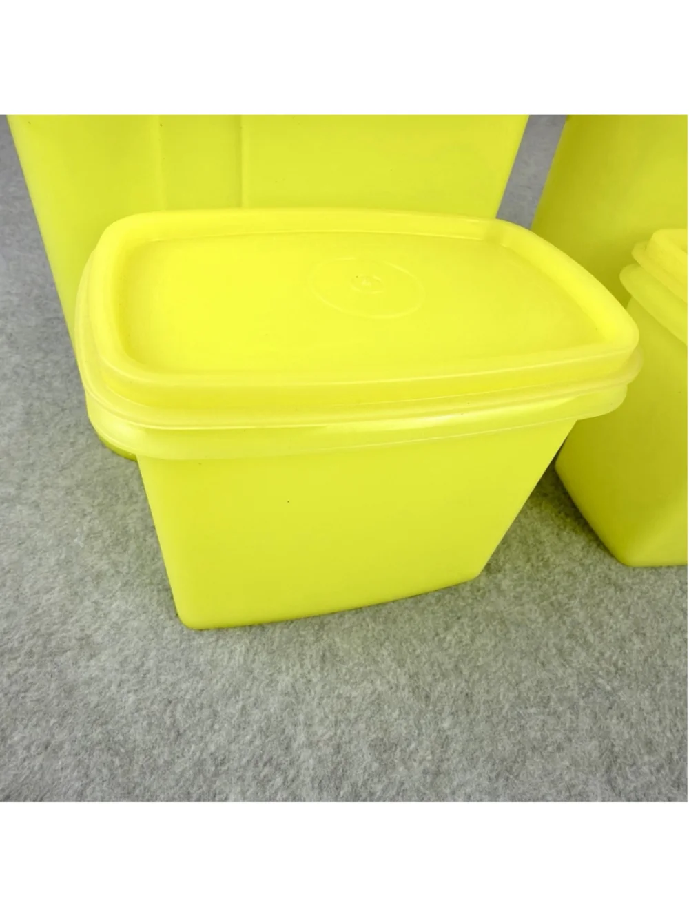 TUPPERWARE Yellow 8 Piece Set 4 Containers w Lids 587 1243 Shelf Saver